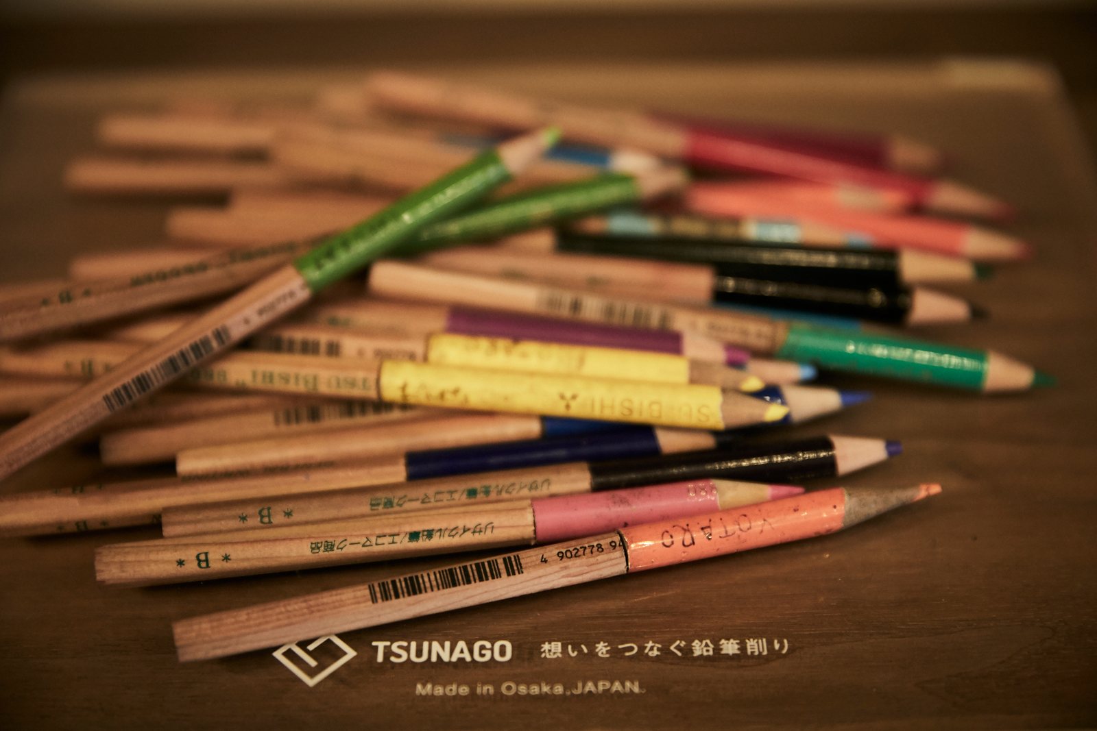 色とりどりの鉛筆とTSUNAGO