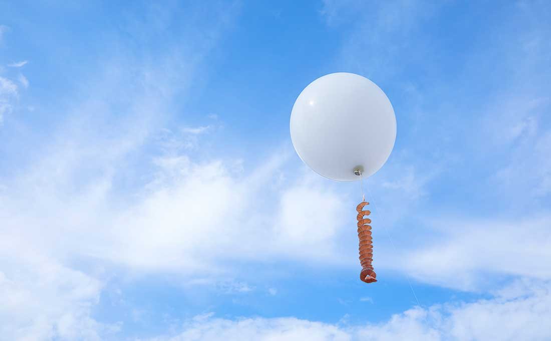 空に浮かぶ風船と削りかす