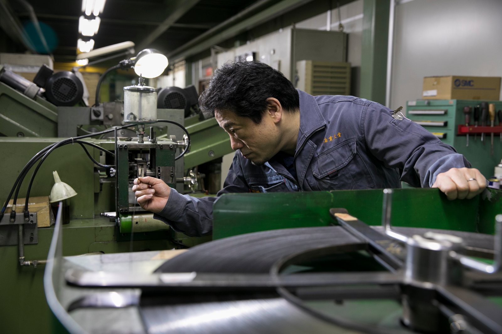 製造機械を点検する職人